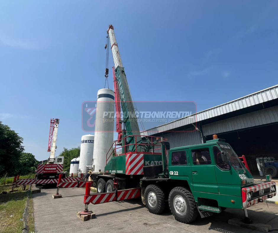 Proses lifting tangki kriogenik Samator menggunakan 2 unit mobile crane