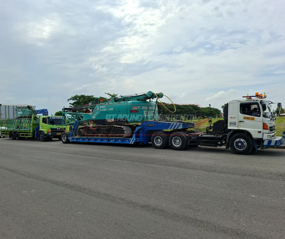 Proses pengiriman alat berat crawler crane 55 ton menggunakan truk trailer