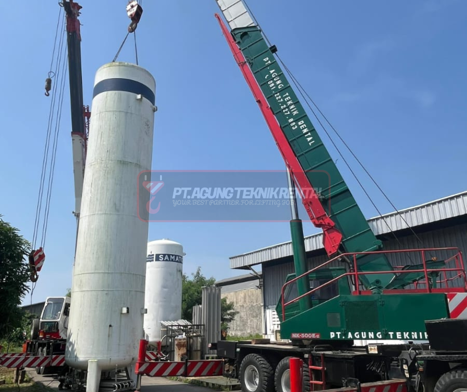 Sewa mobile crane 50 ton untuk instalasi tangki gas industri