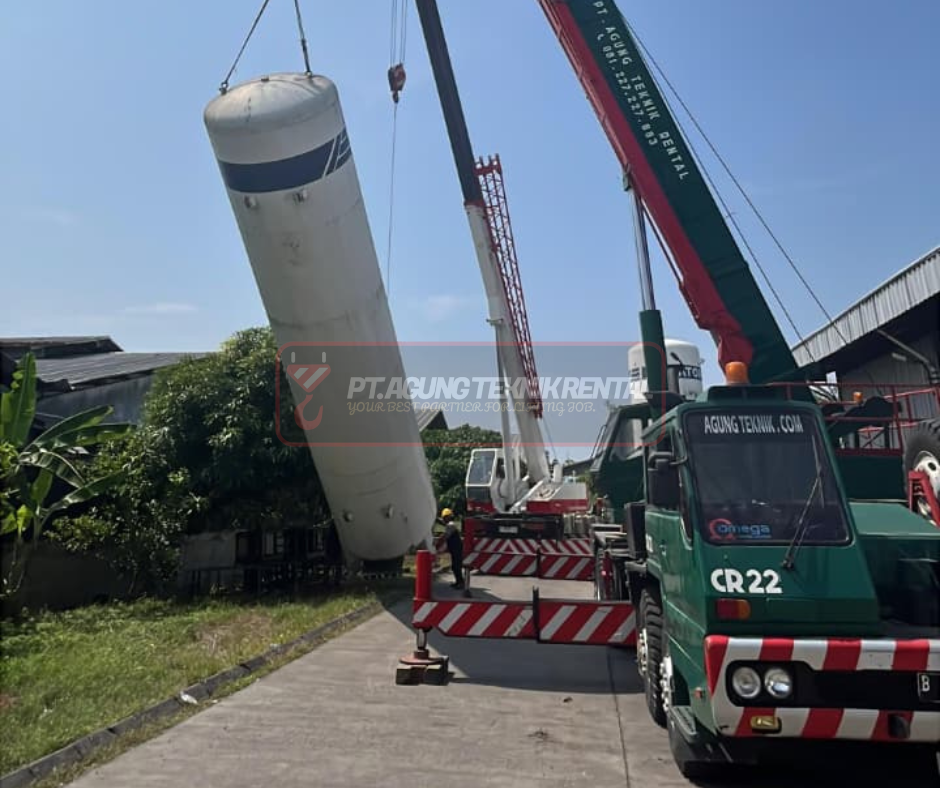 Layanan heavy lifting PT Agung Teknik Rental menggunakan mobile crane