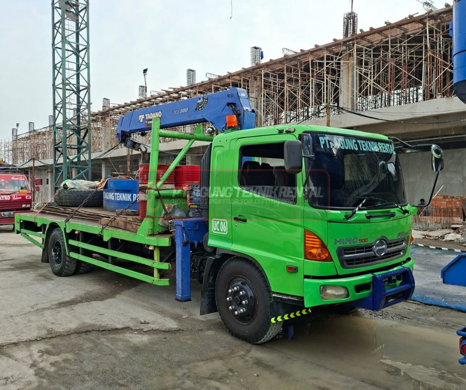 Truk Hino 500 pendukung proyek erection mesin industri