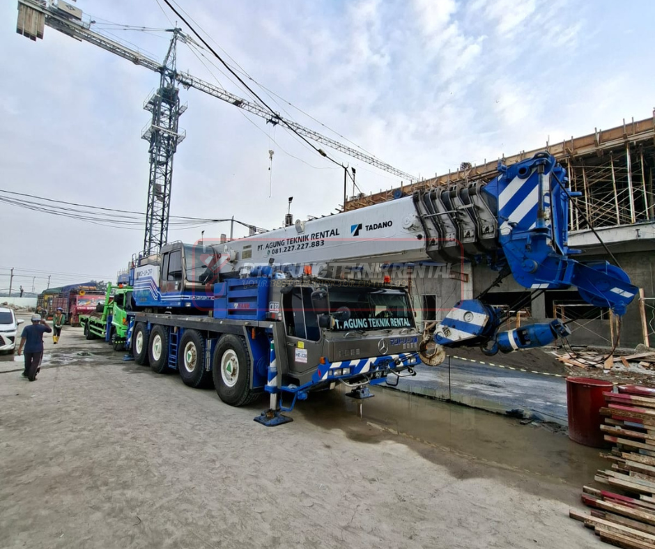 Layanan sewa crane 100 ton terpercaya untuk proyek pabrik