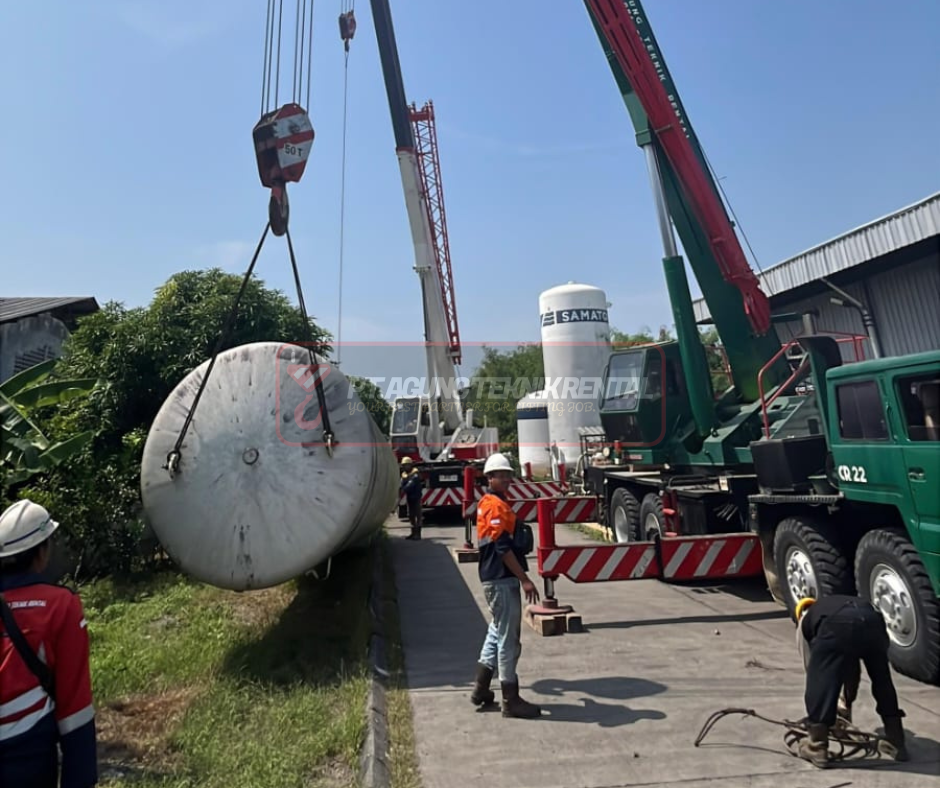 Keamanan kerja operasional mobile crane 50 ton di site proyek